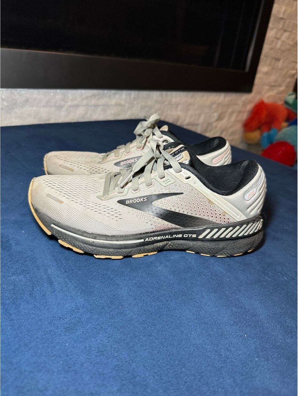 Brooks Adrenaline GTS Women's Running Shoes size 7
